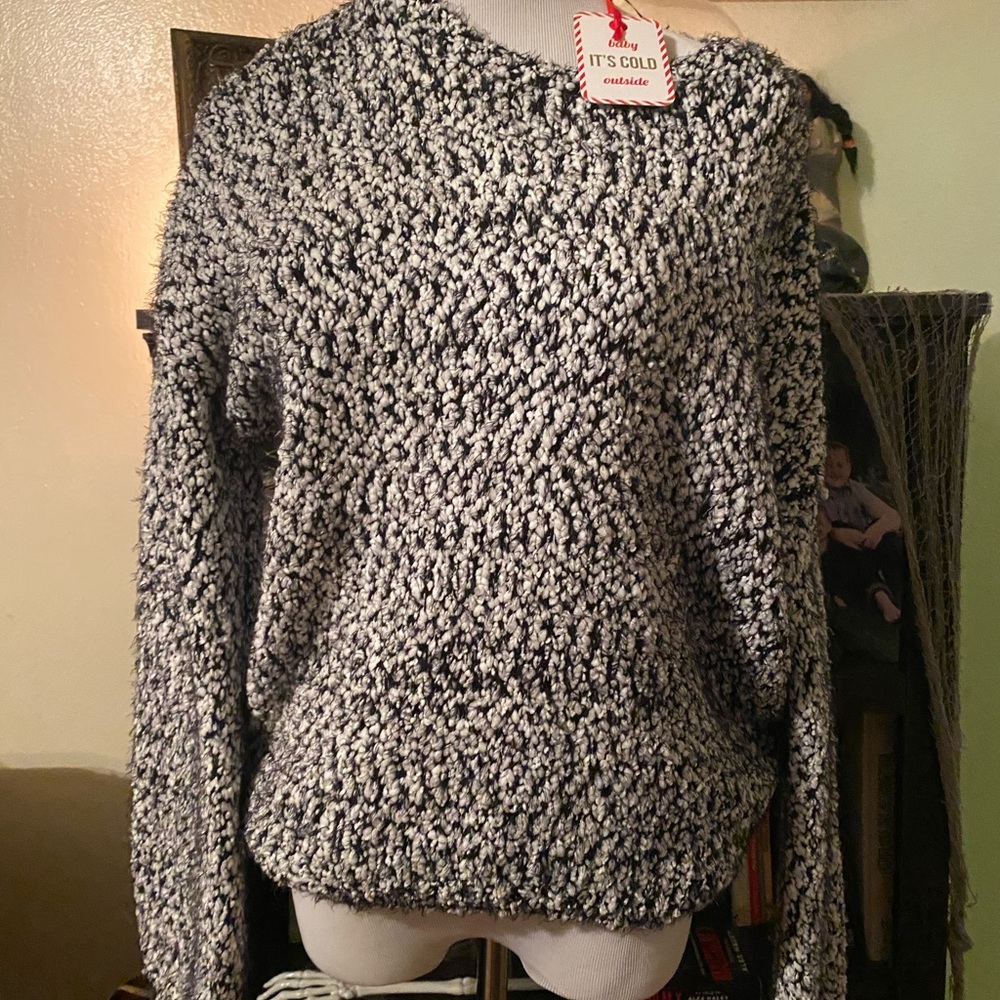 (NWT) super soft black and white sweater Size Med